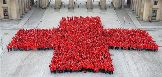 Das Deutsche Rote Kreuz wird 100 Jahre alt Das DRK wird 100 Jahre alt: Mitglieder des Deutschen Roten Kreuzes formen am 13.01.2013 auf dem Pariser Platz vor dem Brandenburger Tor in Berlin ein Kreuz.