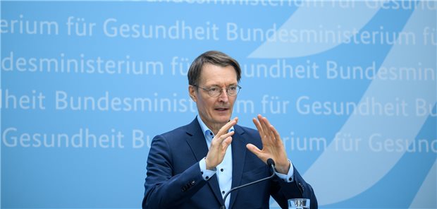 Milliardenschwerer Sparbeitrag der Industrie Das Defizit in der GKV will Gesundheitsminister Karl Lauterbach auch mit Sparmaßnahmen bei den Arzneiherstellern ausgleichen.