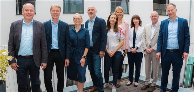 Dekanat der Medizinischen Fakultät Bonn stellt sich neu auf Das Dekanat der Unimedizin Bonn (v. l.): Professor Bernd Weber, Dekan der Medizinischen Fakultät an der Universität Bonn, Professor Gunther Hartman, Prodekan Forschung und Transfer, Professorin Dagmar Wachten, Prodekanin Wissenschaftliche Infrastruktur und Nachhaltigkeit, Professor Heinz Beck, Prodekan Wissenschaftliche Infrastruktur und Nachhaltigkeit, Professorin Carmen Ruiz de Almodóvar, Prodekanin Wissenschaftlicher Nachwuchs und Internationales, Professorin Annkristin Heine, Prodekanin Wissenschaftlicher Nachwuchs und Internationales, Professorin Stefanie Kürten, Prodekanin Finanzen, Professor Bernd Pötzsch, Prodekan Lehre und Studium, sowie Marc Pabélick, Geschäftsführer des Dekanats.