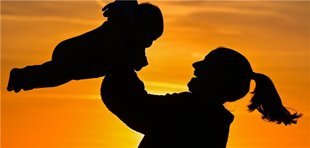 Frauen sind bei Geburt des ersten Kindes im Schnitt fast 30 Das Durchschnittsalter der Erstgebärenden steigt kontinuierlich. Im Jahr 2013 betrug es noch 28,8 Jahre.