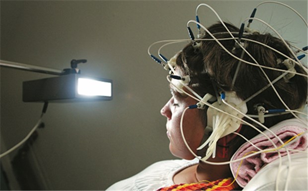 Das EEG liefert bei Epilepsie oder Delirium wichtige Hinweise zur Diagnose.