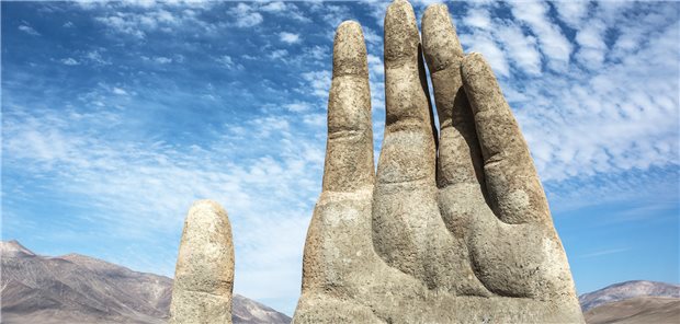 Das EU-Parlament erhebt die Hand, um in der noch ausstehenden EU-Pflegestrategie die Belange von Rheuma-Patienten adäquat berücksichtigt zu wissen.