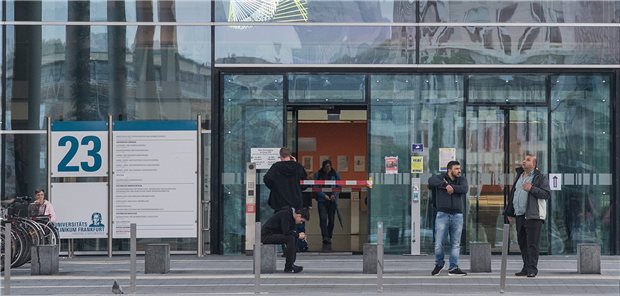 Frankfurter Uniklinikum bereit für Kriegsverletzte Das Eingangsportal der Uniklinik in Frankfurt am Main (Archivbild): Die Klinik bereitet sich auf die Versorgung von Patienten mit Kriegsverletzungen aus der Ukraine vor.
