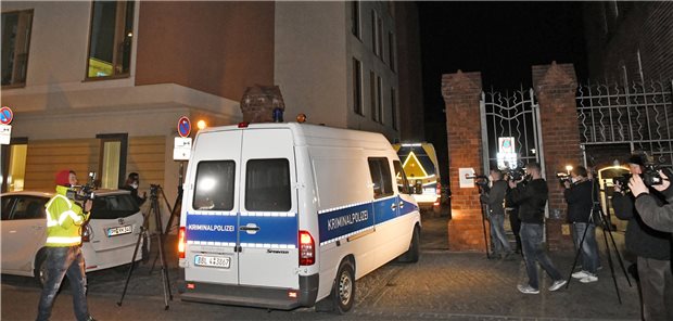 Vier Leichen in Potsdamer Klinik gefunden Das Einsatzfahrzeug der Kriminaltechnik der Polizei fährt an Journalisten vorbei auf ein Klinikgrundstück in Potsdam: In einem Potsdamer Krankenhaus sind vier Menschen getötet worden.