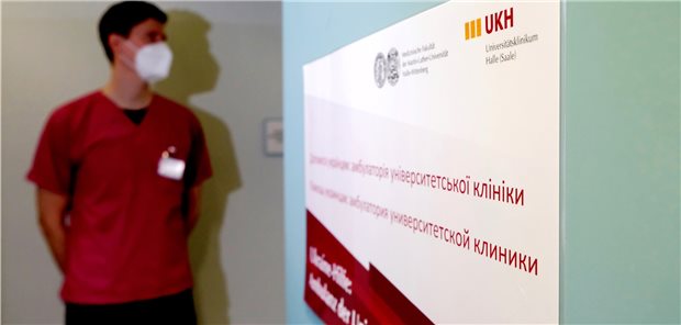 Krankenhauslobby fordert klare Regeln für Versorgung von Ukraine-Flüchtlingen Das Engagement für die Versorgung ukrainischer Flüchtlinge ist groß. Die Uniklinik Halle hat zum Beispiel eine Ambulanz für die Hilfesuchenden aufgebaut.