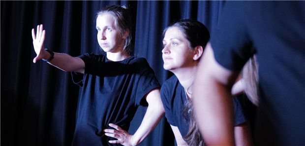 Das Ensemble berichtet von Schicksalen vieler Menschen aus dem Publikum – zum Beispiel, wie sie sich gefühlt haben, als ihre Wohnung durch Explosionen in Schutt und Asche gelegt wird.