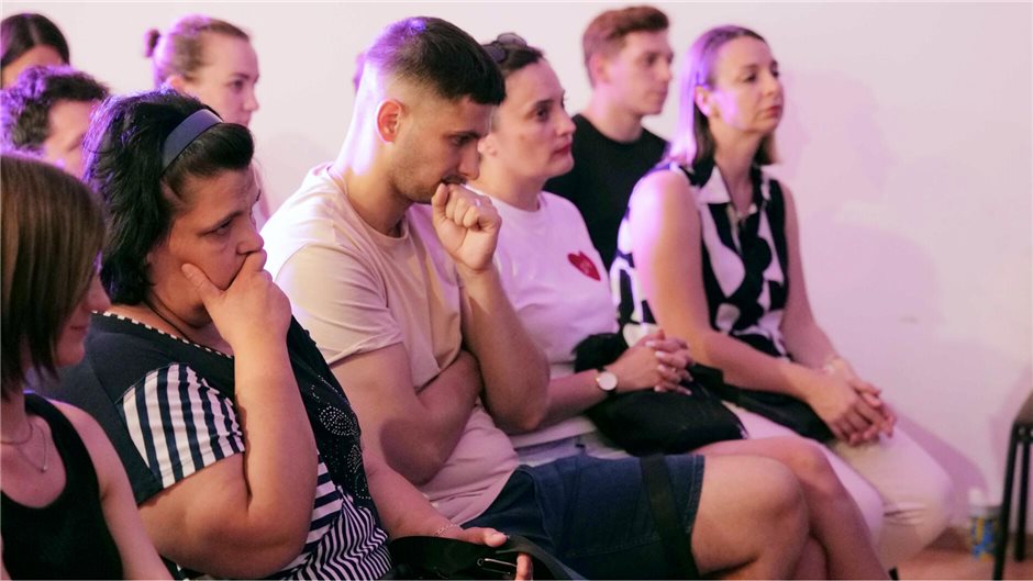 Das Ensemble des „Playback“-Theaters der Organisation „Farba Fabra“ spielt Szene...