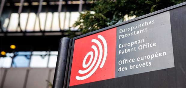 Das Europäische Patentamt: Für Rechtsmittel gegen Entscheidungen des EPA wurden eigene Beschwerdekammern eingerichtet. Zahlreiche Unternehmen, die mit Entscheidungen des EPA nicht einverstanden waren, rügten nun vor dem Bundesverfassungsgericht eine unzureichende Unabhängigkeit dieser Beschwerdekammern.