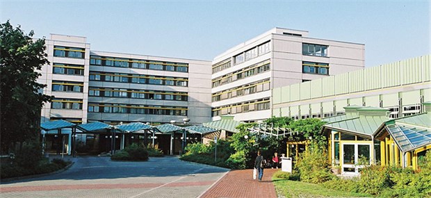 Das Evangelische Waldkrankenhaus Spandau, ein Unternehmen der Paul Gerhardt Diakonie, ist mit 505 Betten das größte freigemeinnützige Krankenhaus Berlins.