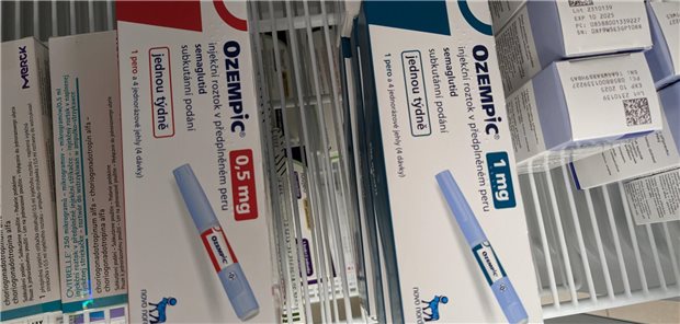 Das Fazit der Forschenden um William Wang von der Case Western Reserve University School of Medicine in Cleveland ist, dass im Gegensatz zu Berichten über eine Zunahme von Suizidgedanken unter Semaglutid zeigten ihre Analysen ein geringeres Risiko sowohl für die Häufigkeit als auch für das Wiederauftreten von Suizidgedanken. 