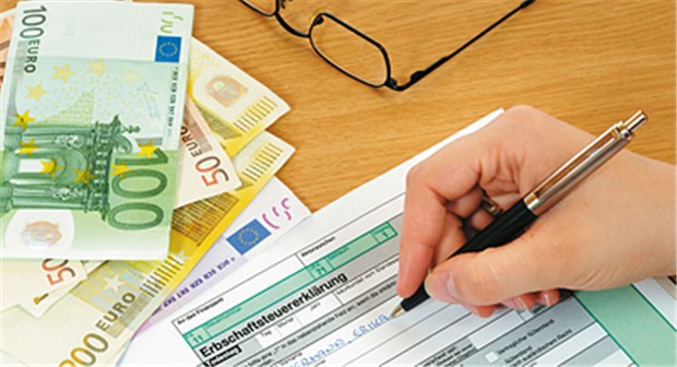 Schwarzgeld im Nachlass lockt den Fiskus an Das Finanzamt will von allen Hinterlassenschaften wissen. © Peter Jobst / Fotolia.com