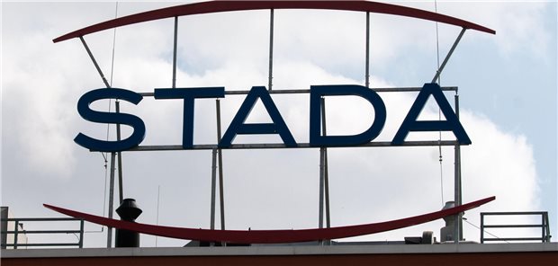 Arzneikonzern Stada wächst - Finanzinvestoren prüfen Ausstieg Das Firmenlogo von Stada auf einem der Gebäude am Firmensitz des Arzneimittelherstellers.