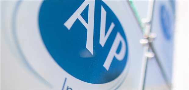 Das Firmenschild von AvP vor dem Eingang des Gebäudes: Für die Apotheker, die bei dem Dienstleister Kunden sind, geht es insgesamt um neunstellige Beträge.
