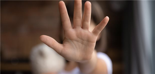 Das Forscherteam schließt aus seiner Untersuchung, dass bei multiplen Formen von Misshandlung und Vernachlässigung sowie bei drei oder mehr Risikofaktoren für ein Fehlverhalten der Eltern in jedem Fall auch die anderen Kinder in den betroffenen Haushalten medizinisch auf typische Verletzungen, sexuellen Missbrauch und Vernachlässigung von dafür ausgebildeten Ärztinnen und Ärzten untersucht werden sollten.