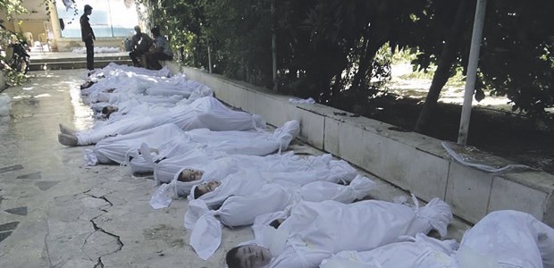 Chemie als Waffe Das Foto zeigt Tote nach einem angeblichen Giftgas-Angriff der Regierungstruppen in Syrien. Verbreitet wurde das Bild vom Lokalen Komitee der Stadt Arbeen am 21. August. An diesem Tag waren binnen drei Stunden etwa 3600 Patienten mit neurotoxischen Symptomen in drei Krankenhäuser der Region Damaskus eingeliefert worden, berichtet "Ärzte ohne Grenzen".