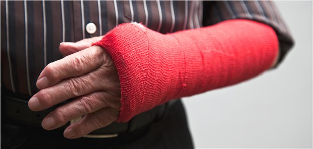 Ein Unterarm in rotem Gipsverband