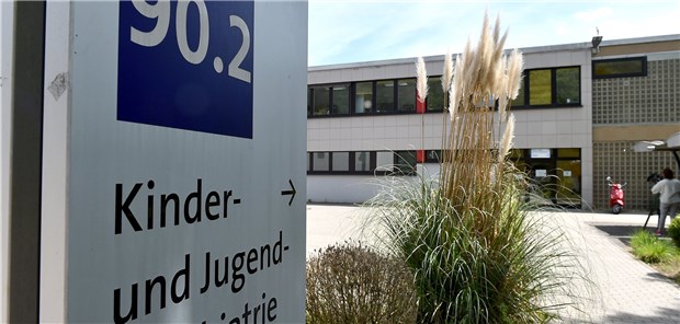 Saar-Regierung zieht Konsequenzen Das Gebäude der Kinder- und Jugendpsychiatrie im Universitätsklinikum Homburg. (Archivbild)