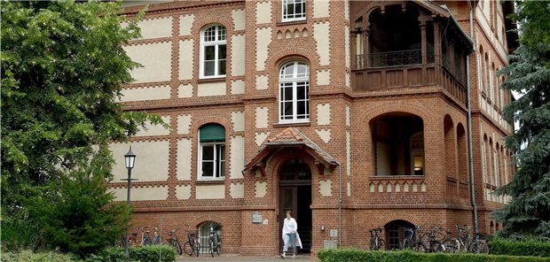 Medizinische Hochschule Brandenburg entlässt erste Absolventen ins Berufsleben Das Gebäude der Medizinischen Hochschule „Theodor Fontane“ auf dem Gelände der Ruppiner Kliniken in Neuruppin (Brandenburg). Nun starten die ersten 36 Absolventen ins ärztliche Berufsleben. (Archivbild)