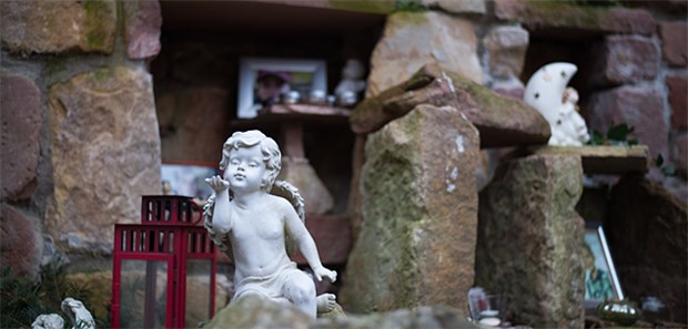 "Der Alltag ist lustig" Das Gedenkmäuerchen des Kinderhospizes Sterntaler in Dudenhofen. Hier erinnern Eltern, Geschwister und andere Verwandte an verstorbene Kinder.