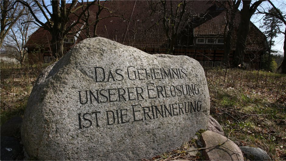 "Das Geheimnis unserer Erlösung ist die Erinnerung" steht am 15.04.2015 auf einem Gedenkstein vor der ehemaligen "Führerschule der deutschen Ärzteschaft" im Park Alt Rehse bei Neubrandenburg (Mecklenburg-Vorpommern).