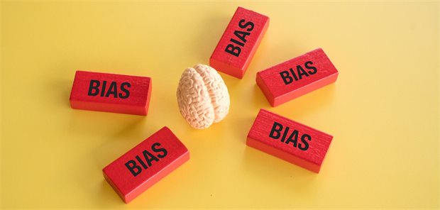 Ein Modell eines Gehirns und 5 Steine mit der Aufschrift Bias.