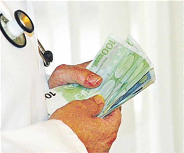 Hausbesuche schmälern die Fallwerte Das Geld für die höher bewerteten Besuche müssen Hausärzte aus ihrer eigenen Tasche - nämlich den Fallwerten - abzwacken.