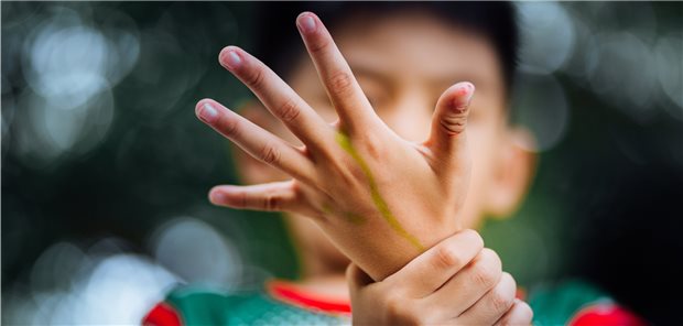 Das Gelenk schmerzt. Frühe Diagnose und frühe konsequente Therapie sind bei Kindern mit JIA das A und O. (Symbolbild)
