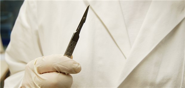 Das Gericht sah es  als erwiesen an, dass der Neurochirurg eine Patientin zu einer unnötigen Halsoperation überredet und diese zudem fehlerhaft ausgeführt hat.