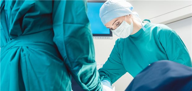 Das Geschlecht der Operierenden scheint bei einem Kaiserschnitt für das Ergebnis wenig relevant zu sein – das ergab jetzt die Nachauswertung einer großen kontrollierten Studie. (Symbolbild mit Fotomodell)