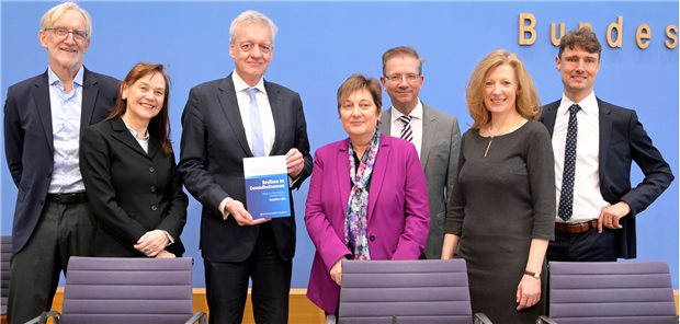 Das Gesundheitssystem in Deutschland ist nur auf Schönwetter ausgelegt, monieren die Sachverständigen Christof von Kalle (v.l.), Petra A. Thürmann, Ratsvorsitzender Ferdinand M. Gerlach, Gabriele Meyer, Wolfgang Greiner, Beate Jochimsen und Jonas Schreyögg.