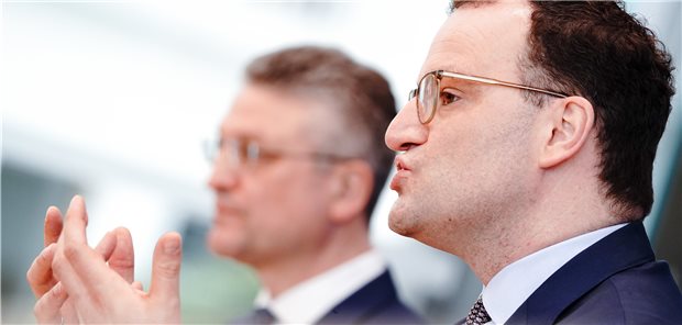 Spahn zu Corona-Impfung: Flexibel alle Angehörigen der Priogruppe 2 einbeziehen! Das Gesundheitswesen kann im April an seine Grenzen kommen: Bundesgesundheitsminister Jens Spahn (CDU, rechts) und RKI-Präsident Professor Lothar Wieler am Freitag in Berlin.