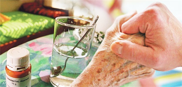 Debatte über Leben und Tod Das Glas mit dem Medikamentenmix, der zum Tod führt; die Hand, die beim Sterben Trost gibt: Deutschland streitet über assistierten Suizid.