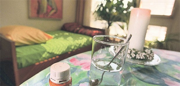 Ärzte sollen sich positionieren Das Glas mit den Medikamenten, die zum Tod führen. Blick in ein Sterbezimmer eines Sterbehilfevereins.