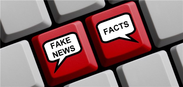 Eine Tastatur mit den Symbolen "Fake News" und "Facts"