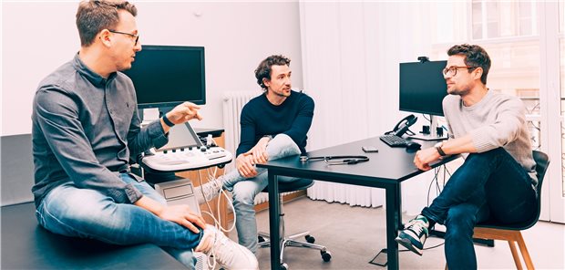 Das Gründer-Trio von Avi Medical (v.l.): Vlad Lata, Julian Kley und Christoph Baumeister. Die Unternehmer wollen mit ihrem Konzept die hausärztliche Versorgung neu gestalten.