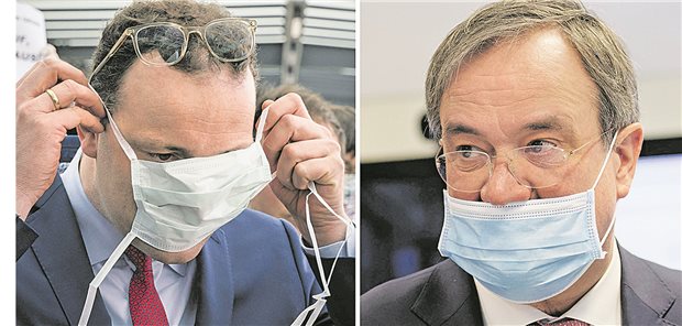 Alle üben noch ein bisschen mit den Masken Das Handling entspricht nicht ganz dem Stand der medizinischen Erkenntnisse: Politiker beim Tragen oder An- und Abziehen eines Mundschutzes.
