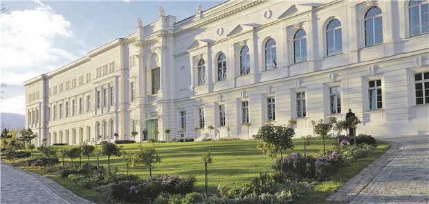 Einheitliche Regeln, kürzere Quarantäne, Maske auf! Das Hauptgebäude der Leopoldina – Nationale Akademie der Wissenschaften in Halle. In einer neuen Stellungnahme geben Fachleute Empfehlungen für den Umgang mit der Pandemie in Herbst und Winter.