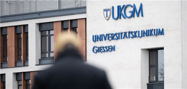 Das Hauptgebäude des Universitätsklinikums Gießen und Marburg: Die Tarifverhandlungen gehen nun doch weiter.