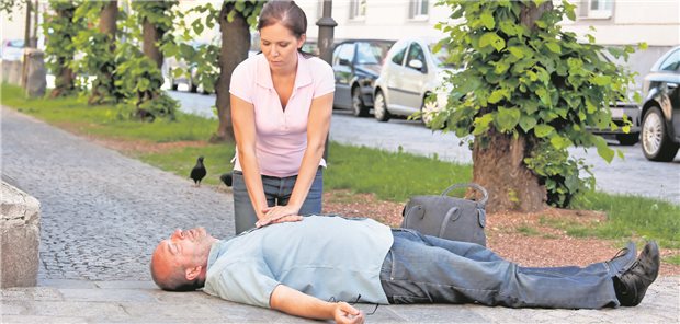 Deutschland hinkt bei Reanimation durch Ersthelfer hinterher Frau reanimiert Mann.