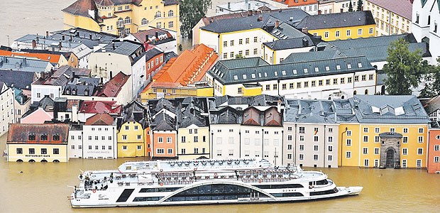 Chaos vielerorts - aber Versorgung klappt Das Hochwasser drückt in Passau ein Flusskreuzfahrtschiff bis auf die Höhe oberer Häuseretagen.