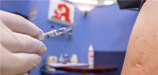 Eine Spritze wird in einer Apotheke appliziert.