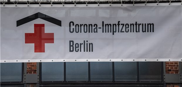 Impfung von Berliner Vertragsärzten wird vorbereitet Das Impfzentrum in Berlin-Treptow steht.