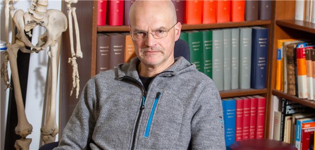 Rechtsmediziner Olaf Cordes: „Es erschreckt mich, was Menschen einander antun“ Das Institut muss sparen, die Ausstattung des Pausenraums
versprüht auch deshalb eher Retro-Charme.