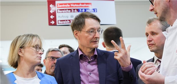 Das Integrierte Notfallzentrum (INZ) im Hamburger Marienkrankenhaus hatte schon hohen Besuch von Gesundheitsminister Karl Lauterbach (2.v.l) und Gesundheitssenatorin Melanie Schlotzhauer (links). Mit dabei war im Juli auch Björn Parey, Leiter Notdienstausschuss der KV (2.v.r.). Die KV fordert, die Leitung der INZ-Tresen den KVen zu überlassen.