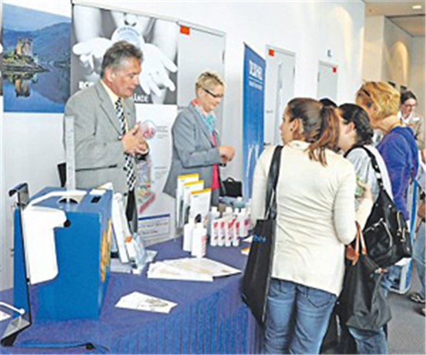 Handhygiene - ein Buch mit sieben Siegeln? Das Interesse war groß: Ärzte und Praxismitarbeiterinnen auf dem "Tag der Händehygiene" der KV Bayerns.