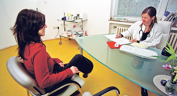 So verliert das Jahresgespräch seinen Schrecken Das Jahresgespräch zwischen Chef oder Chefin und einer Medizinischen Fachangestellten ist Gelegenheit für Verbesserungsvorschläge. Gleichzeitig gilt es auch, Ziele für das laufende Jahr zu setzen - und schriftlich festzuhalten.