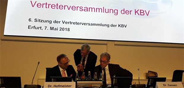 Gassen: Keine Leistungsausweitung zulasten der Ärzte Das KBV-FührungsTrio in Vorbereitung: Die heutige Vertreterversammlung lässt einiges an Diskussionsstoff erwarten.