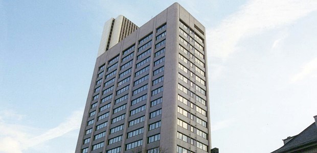 Vorstandswahl in unruhigen Zeiten Das KV-Hochhaus im Frankfurter Stadtteil Westend in der Nähe des Messegeländes: Hier wird am Mittwoch ein neuer Vorstand gewählt.