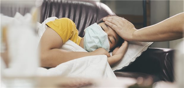 SARS-CoV-2 als Auslöser für Kawasaki-ähnliches Syndrom bei Kindern? Das Kawasaki-ähnliche Syndrom geht häufig mit hohem Fieber einher und könnte ein Spätsymptom einer SARS-CoV-2-Infektion sein.