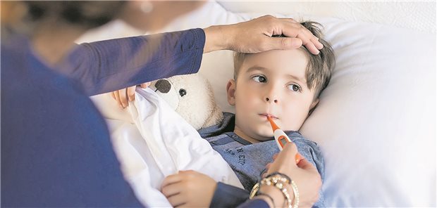 Das Kind ist krank. „Hoffentlich ist kein Antibiotikum erforderlich“, ist ein Gedanke, der derzeit viele Eltern sowie Kinderärztinnen und -ärzte umtreibt. (Symbolbild mit Fotomodell)